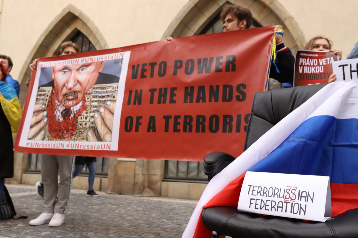 фото з акції у Празі 24 березня на кріслі російський прапор з деокупованого міста Купянськ